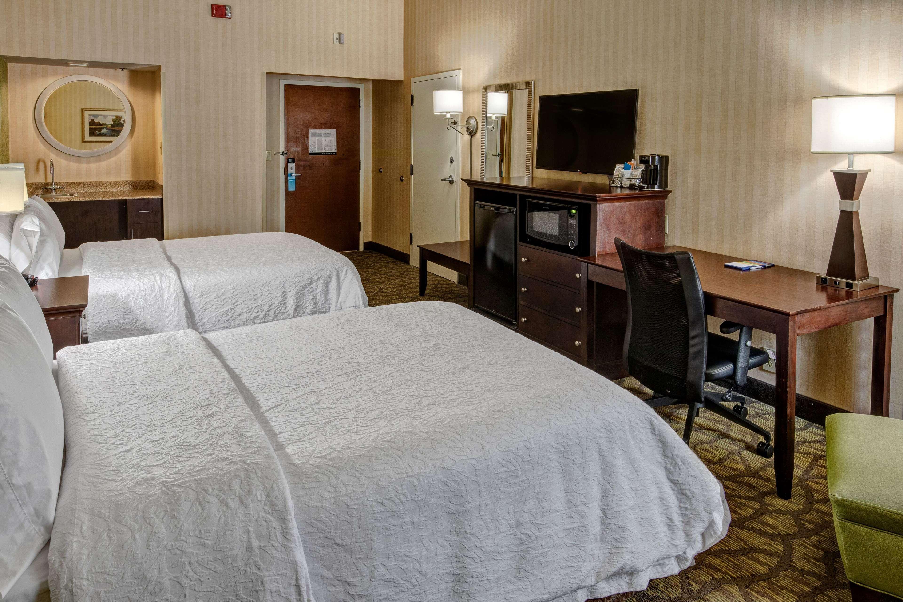 Hampton Inn Роки Маунт Екстериор снимка